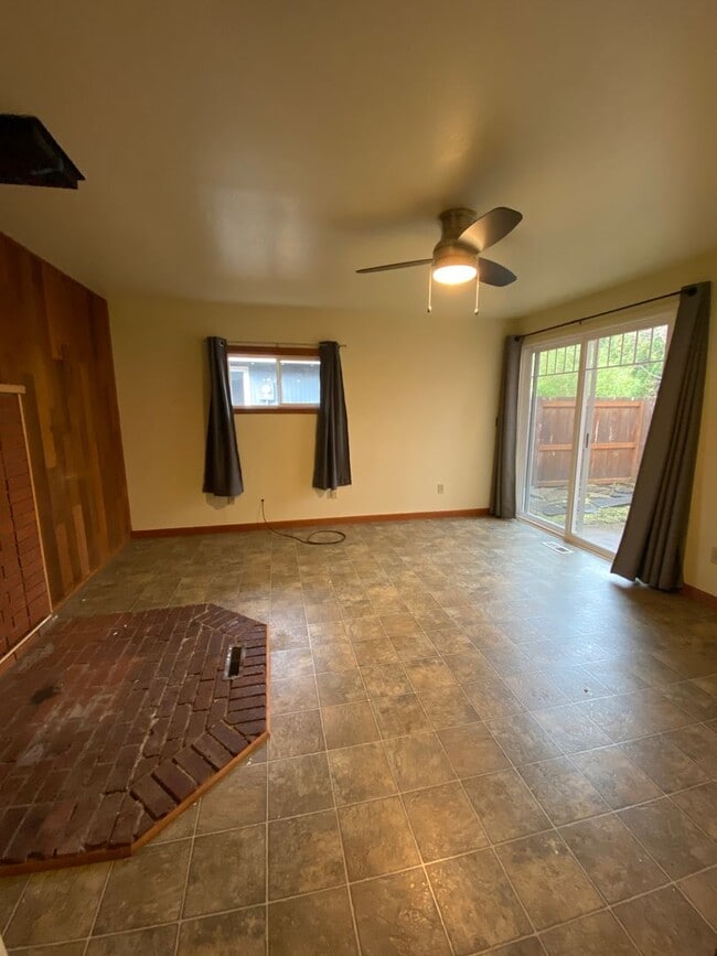 Building Photo - Spacious 4 Bedroom House in South Town!