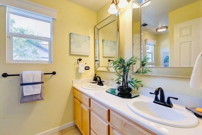 Building Photo - 1279 Hyacinth Ct