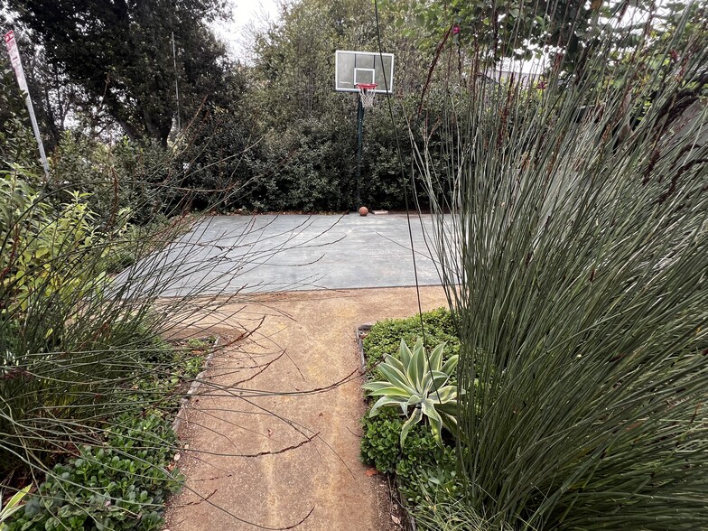 Basketball 1/2 court - 5105 Morella Ave