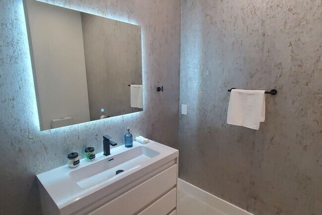 Building Photo - 549 NE 14th Ave