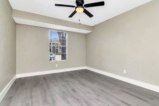 Building Photo - Ground Floor 1/1 with Den Newly Renovated