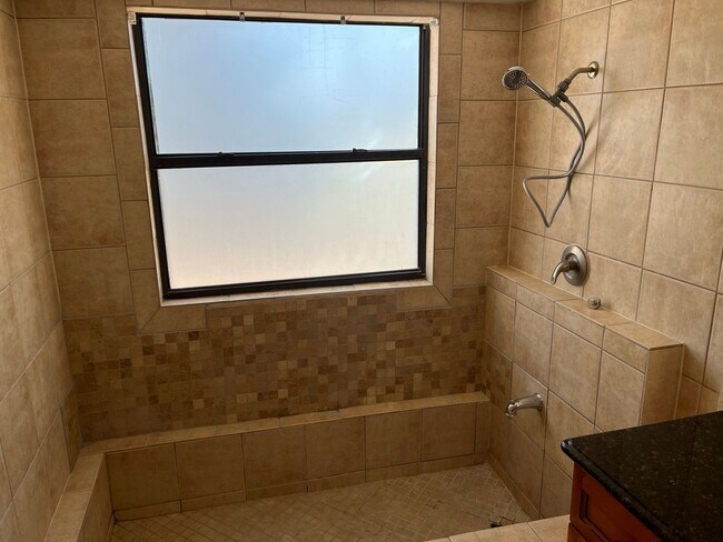 Building Photo - Spacious 3/3 home in Highlands