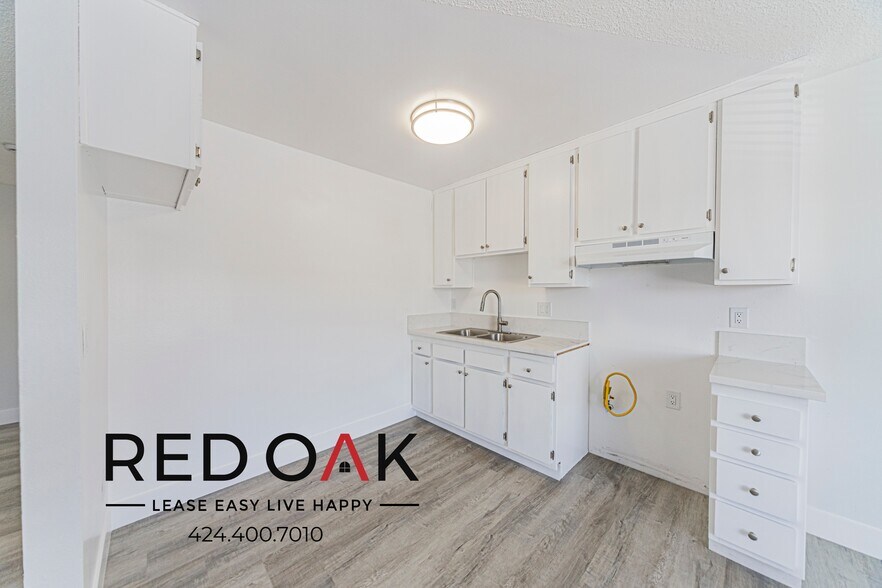 Building Photo - 12883 San Fernando Rd