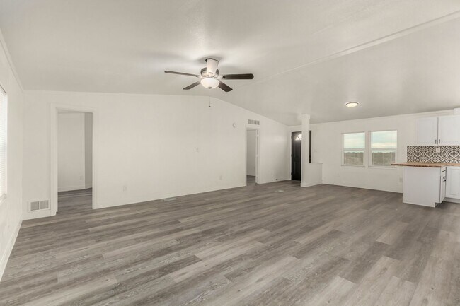 Building Photo - 1.25 Acre 5 Bedroom 3 Bathroom Horse Property in Florence!