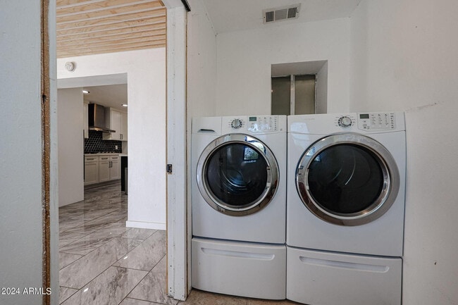 Building Photo - 3213 E Emile Zola Ave