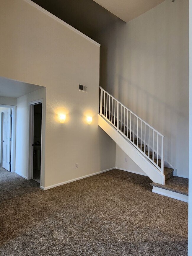 Building Photo - 3rd floor condo close to Cherry Creek Reservoir and DTC!