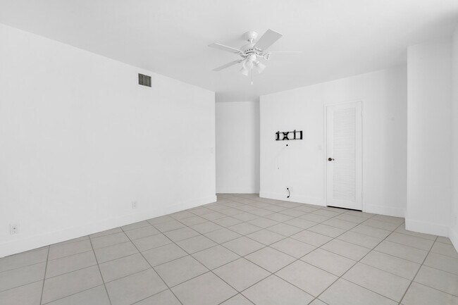 Building Photo - 3725 S Ocean Dr