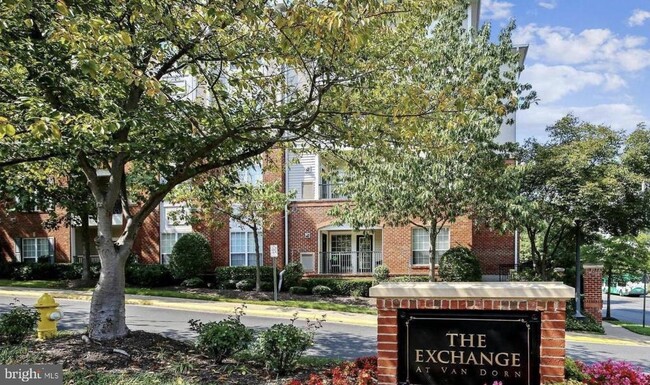 Primary Photo - 4870 Eisenhower Ave