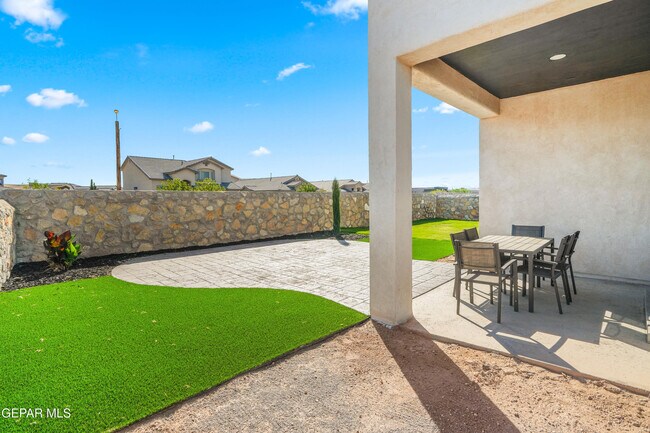 Building Photo - 874 Harpendem Dr