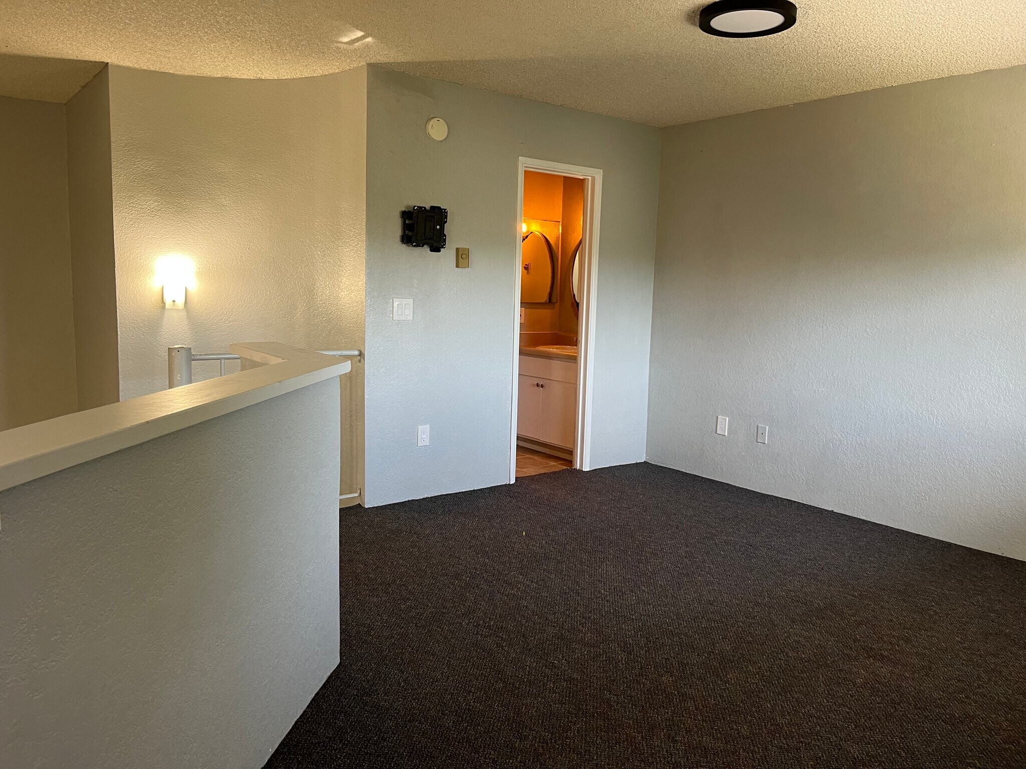 Building Photo - 2700 S White Mountain Rd