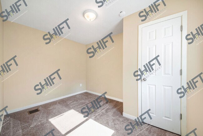 Building Photo - 656 Veto: Spacious home!