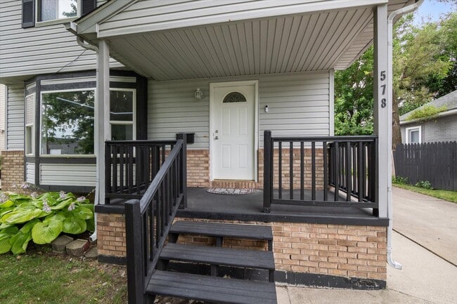 Building Photo - 578 E Mahan Ave