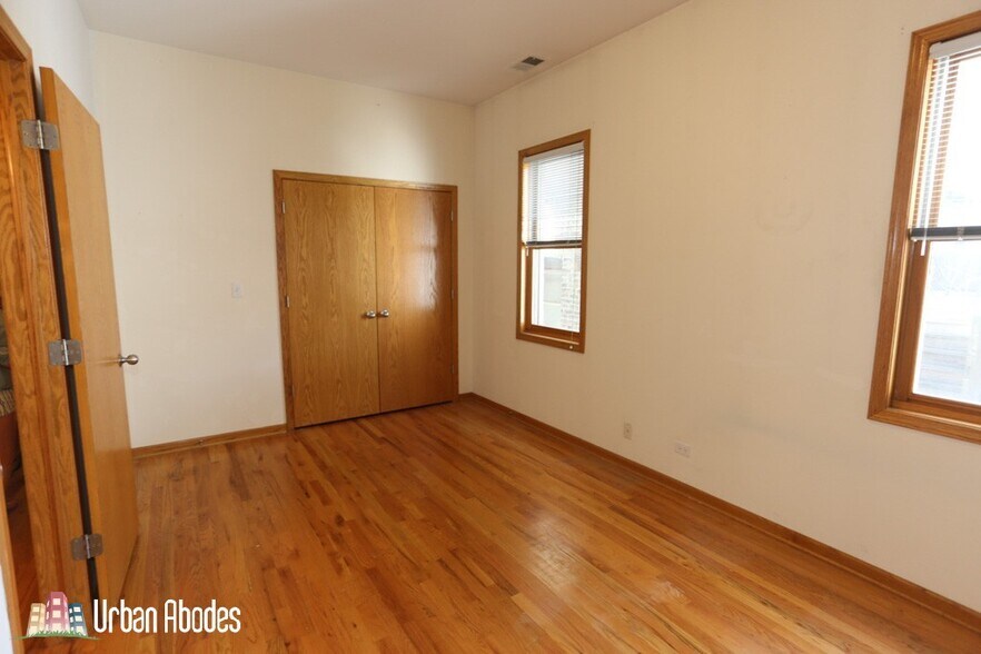 Building Photo - 824 W Buckingham Pl