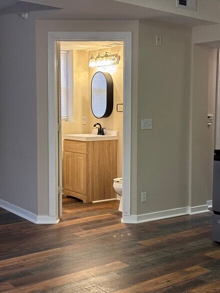 Building Photo - 626 S 19th St