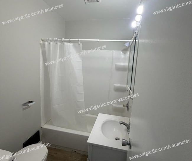 Building Photo - FOR RENT — SPACIOUS 3 BED / 2 BATH HOME