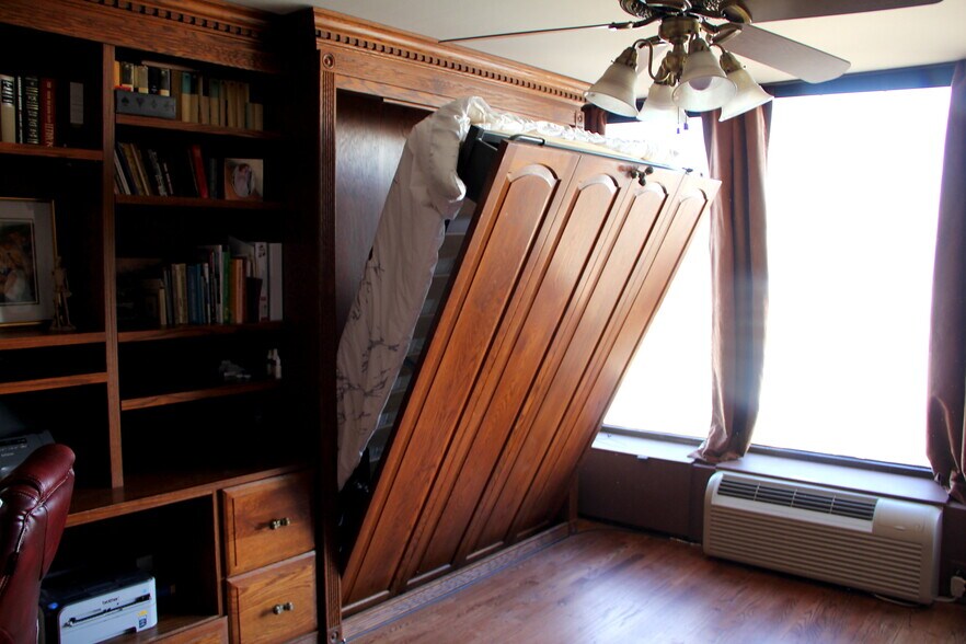 Murphy bed - 505 N Lake Shore Dr