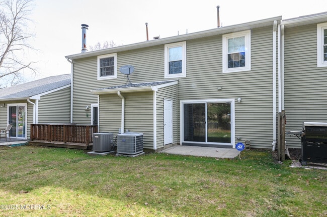 Building Photo - 83 Oak Ln