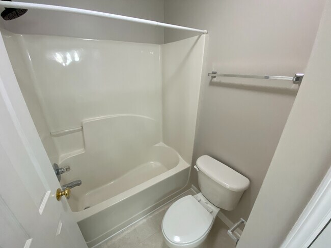 Building Photo - Room in House on College Ave