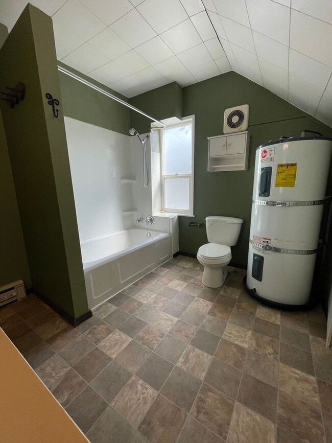 Building Photo - 3 Bedroom 2 Bathroom Home in Fantastic Location