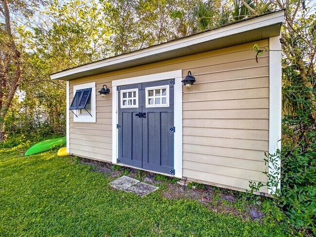 Building Photo - 762 S Beach St