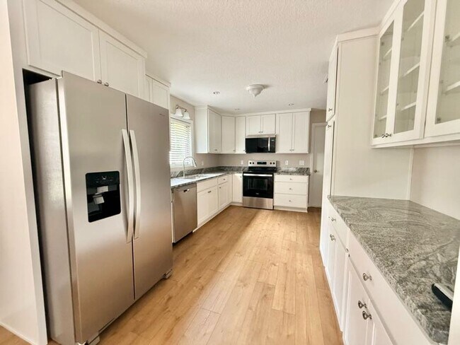 Building Photo - Large and Stunning 2700sqft Newly Renovated 3BR 3BTH!