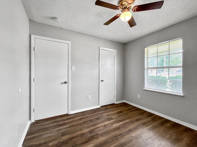 Building Photo - Pet-Friendly 5BR/2BA Home w/ Garage & Fenc...