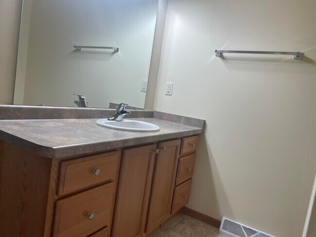 Building Photo - 2635 Parkfield Dr