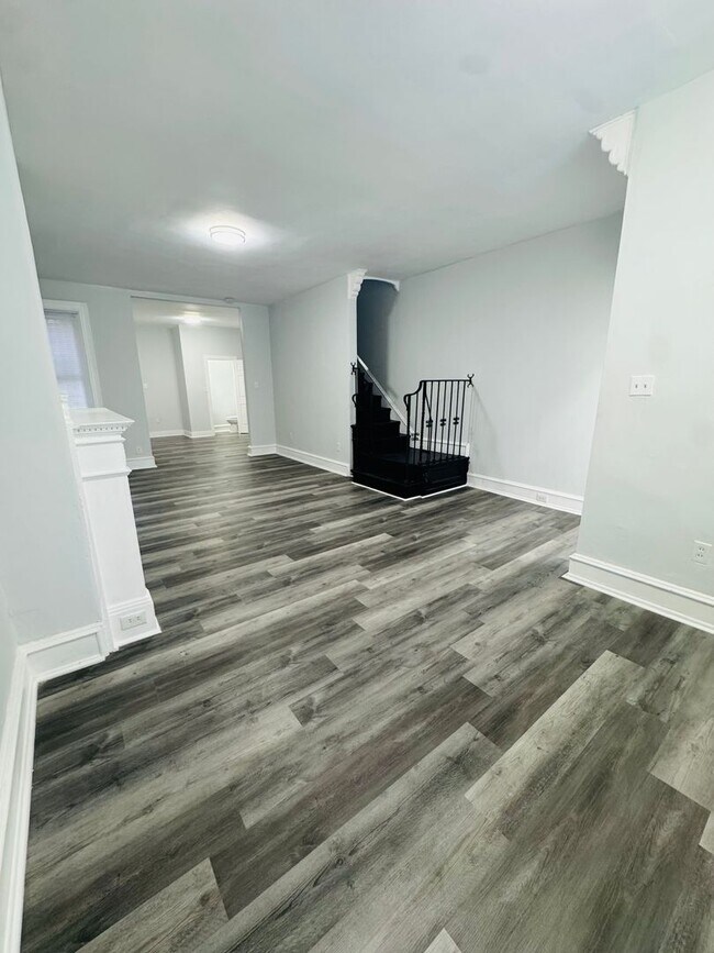 Building Photo - Large 4 bd Remodeled Section 8 Home!! Sect...