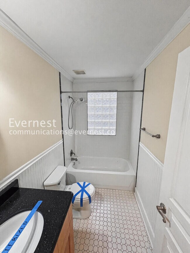 Building Photo - 3 Bed/2 Bath House/ Available Now!