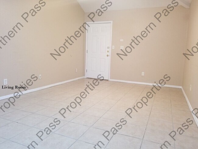Building Photo - 3 Bedroom Duplex Move in Special