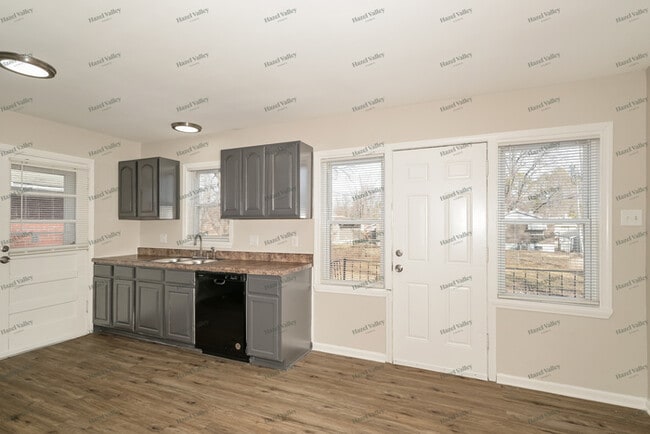 Building Photo - 1121 Trampe Ave