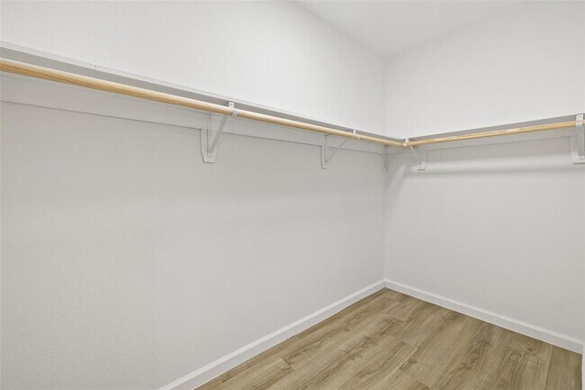 Building Photo - 707 W 7th St