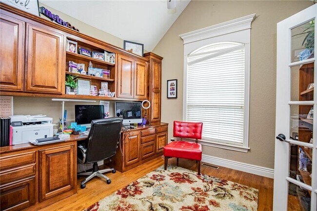 Building Photo - 1706 NW Autumn Ave