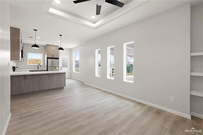 Building Photo - 18 N 56th Ln