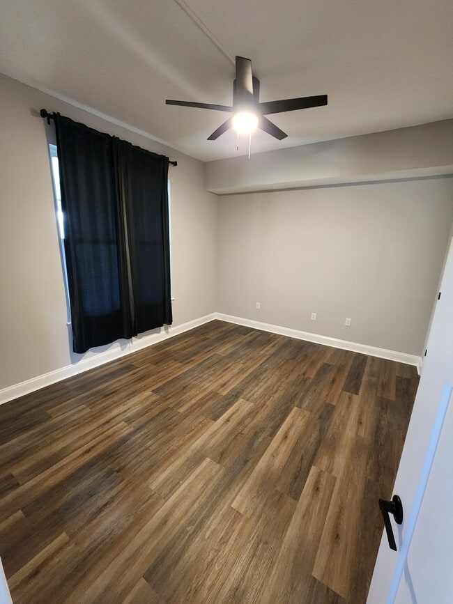 Building Photo - 405 W 7th St