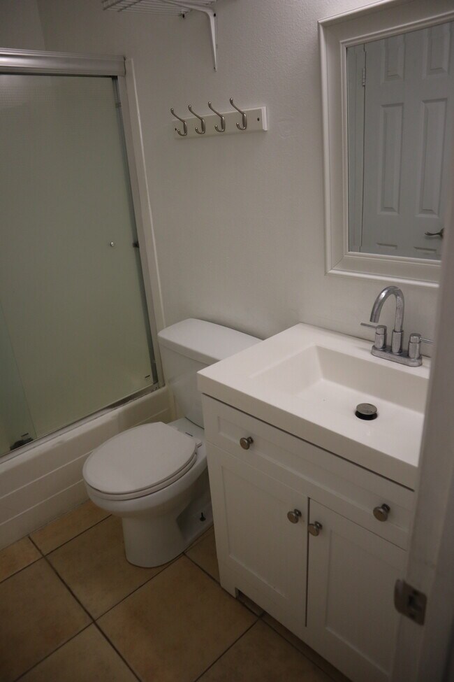 Building Photo - 3549 Castle Glen Dr