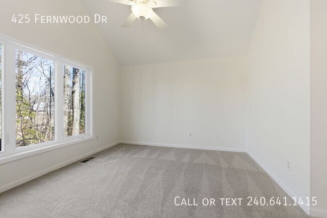 Building Photo - 425 Fernwood Dr