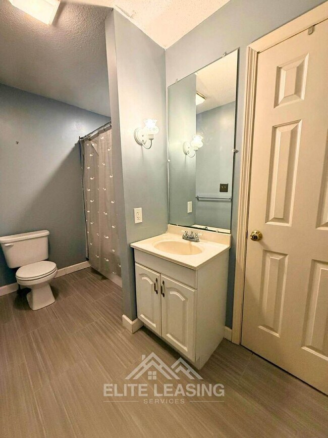 Building Photo - Luxury Living in Auburn