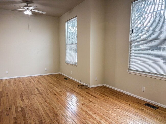 Building Photo - Spacious 4-bedroom, 3-bathroom home located in the Deer Run neighborhood