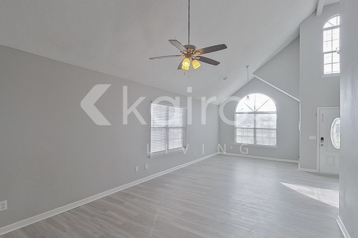 Building Photo - 2102 Spring Hill Cir