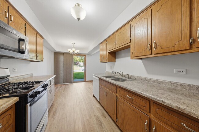 Building Photo - 16051 Laurel Dr