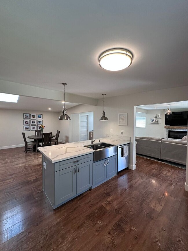 Building Photo - Open Floor Plan in this Stunning 3 bedroom 2 bath home in Imperial Beach!