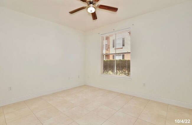 Building Photo - Beautiful 3/2 Spacious Condo with Lawn Car...