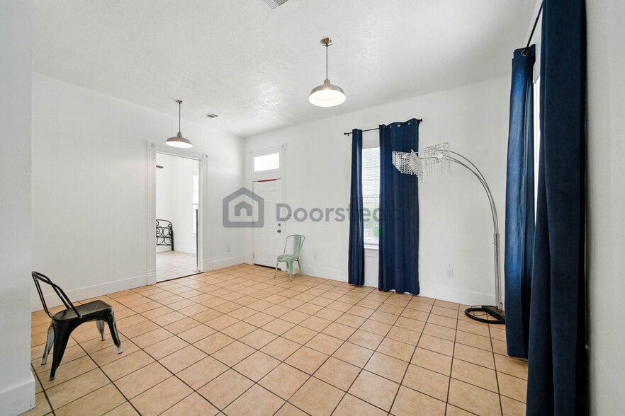 Building Photo - 814 35th St