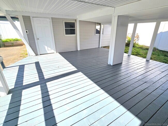 Building Photo - 387 Quaker Ln S