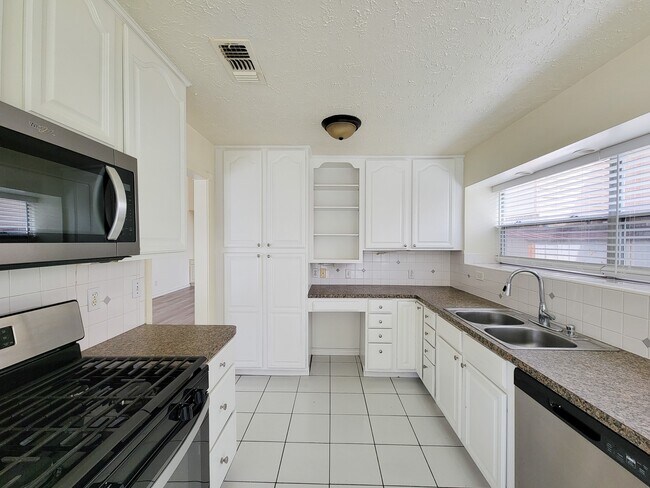 Building Photo - 2118 Creekshire Dr