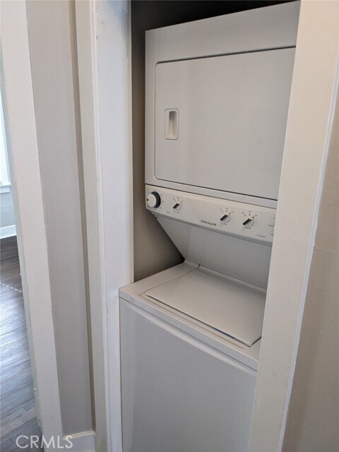 Building Photo - 1000 E 1st St