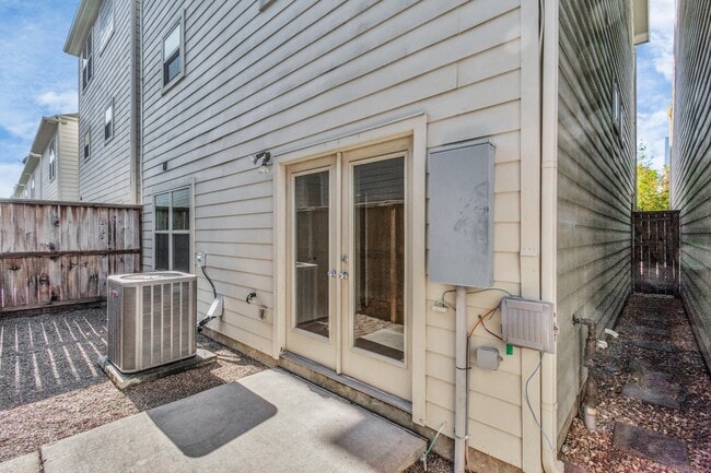 Building Photo - 3627 Main Plaza Dr