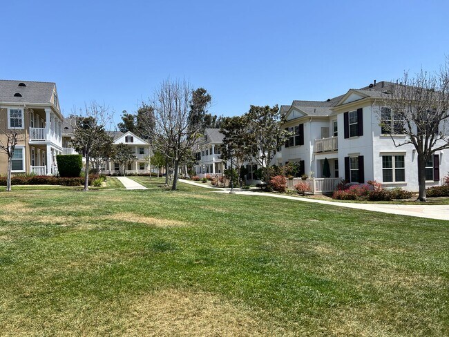 Building Photo - Spacious Townhome in Ventura!