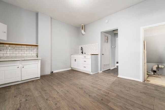 Building Photo - Freshly Updated Townhome Apartment!